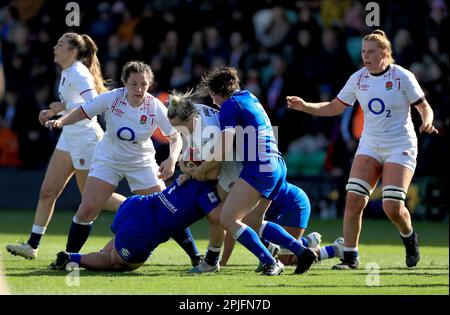 Il Marlie Packer in Inghilterra è stato maneggiato dalla Lucia Gai in Italia durante la partita delle sei Nazioni femminili TikTok allo stadio Cinch di Franklin's Gardens, Northampton. Data immagine: Domenica 2 aprile 2023. Foto Stock