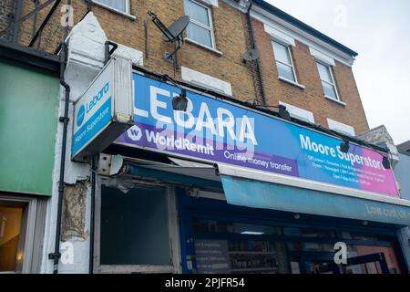 Londra - Febbraio 2023: Minimarket con il marchio di telefoni cellulari Lebara all'esterno Foto Stock