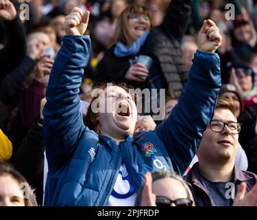 Northampton, Regno Unito. 02nd Apr, 2023. Un fan inglese celebra la vittoria della sua squadra durante la partita delle sei Nazioni di TikTok, Inghilterra vs Italia, al Cinch Stadium di Franklin's Gardens, Northampton, Regno Unito, 2nd aprile 2023 (Photo by Nick Browning/News Images) a Northampton, Regno Unito, il 4/2/2023. (Foto di Nick Browning/News Images/Sipa USA) Credit: Sipa USA/Alamy Live News Foto Stock