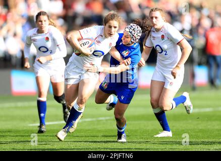 L'inglese Abby Dow viene combattuta durante la partita delle sei Nazioni di TikTok Women's Six Nations presso il Cinch Stadium di Franklin's Gardens, Northampton. Data immagine: Domenica 2 aprile 2023. Foto Stock