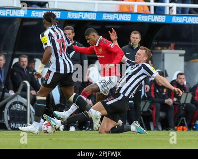 2nd aprile 2023; St James' Park, Newcastle, Inghilterra: Premier League Football, Newcastle United contro Manchester United; Marcus Rashford del Manchester United è affrontato da Dan Burn del Newcastle United Foto Stock