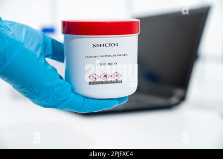 NH4ClO4 perclorato di ammonio CAS 7790-98-9 sostanza chimica in imballaggi  di plastica bianca da laboratorio Foto stock - Alamy