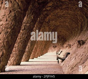 Spagna. Regione di Barcellona. Struttura storica. Passaggio coperto a Guell Park. Foto Stock