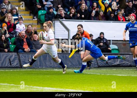 Northampton, Regno Unito. 02nd Apr, 2023. Abby Dow of England Women corre a segnare una prova durante la partita delle sei Nazioni delle donne TikTok Inghilterra vs Italia al Cinch Stadium di Franklin's Gardens, Northampton, Regno Unito, 2nd aprile 2023 (Photo by Nick Browning/News Images) a Northampton, Regno Unito il 4/2/2023. (Foto di Nick Browning/News Images/Sipa USA) Credit: Sipa USA/Alamy Live News Foto Stock