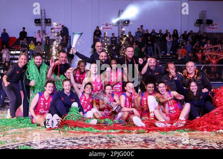 Campobasso, Italia. 01st Apr, 2023. La squadra di Schio si posa per le foto dopo la vittoria della Coppa Italia di Pallacanestro femminile al termine della partita contro la Umana Reyer Venezia nella Coppa Italia di Pallacanestro femminile, a la Molisana. Famila Wuber Schio ha vinto la Coppa Italiana di Pallacanestro femminile battendo Umana Reyer Venezia 73-62. Credit: SOPA Images Limited/Alamy Live News Foto Stock