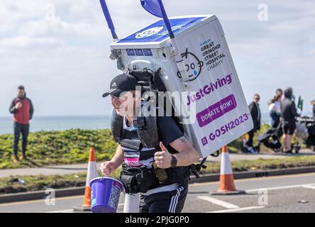 Un uomo ha corso la maratona di Brighton di 26 miglia portando una lavatrice su è tornato in aiuto del Great Ormond Street Hospital più di 10.000 persone prendono parte alla maratona di Brighton Una nuova era per il Brighton Marathon Weekend iniziato oggi (Domenica 2 Aprile) Più di 10.000 persone hanno riempito le strade della città partecipando alla 2023 BM10K e alla Brighton Marathon. Entro le 16:00, più di 7.000 persone avevano terminato l'iconica Brighton Marathon in una nuovissima linea di arrivo presso gli Hove Gardens, allietata da una folla enorme che costeggiano il percorso di 26,2 km. Dopo la fine, i partecipanti hanno apprezzato il nuovo Beach Village wh Foto Stock