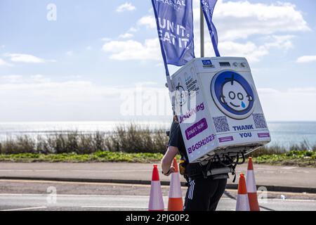 Un uomo ha corso la maratona di Brighton di 26 miglia portando una lavatrice su è tornato in aiuto del Great Ormond Street Hospital più di 10.000 persone prendono parte alla maratona di Brighton Una nuova era per il Brighton Marathon Weekend iniziato oggi (Domenica 2 Aprile) Più di 10.000 persone hanno riempito le strade della città partecipando alla 2023 BM10K e alla Brighton Marathon. Entro le 16:00, più di 7.000 persone avevano terminato l'iconica Brighton Marathon in una nuovissima linea di arrivo presso gli Hove Gardens, allietata da una folla enorme che costeggiano il percorso di 26,2 km. Dopo la fine, i partecipanti hanno apprezzato il nuovo Beach Village wh Foto Stock