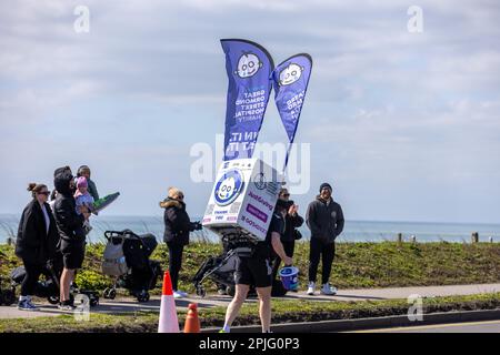 Un uomo ha corso la maratona di Brighton di 26 miglia portando una lavatrice su è tornato in aiuto del Great Ormond Street Hospital più di 10.000 persone prendono parte alla maratona di Brighton Una nuova era per il Brighton Marathon Weekend iniziato oggi (Domenica 2 Aprile) Più di 10.000 persone hanno riempito le strade della città partecipando alla 2023 BM10K e alla Brighton Marathon. Entro le 16:00, più di 7.000 persone avevano terminato l'iconica Brighton Marathon in una nuovissima linea di arrivo presso gli Hove Gardens, allietata da una folla enorme che costeggiano il percorso di 26,2 km. Dopo la fine, i partecipanti hanno apprezzato il nuovo Beach Village wh Foto Stock