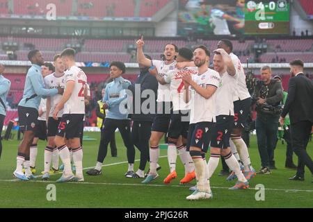 I giocatori di Bolton festeggiano la loro vittoria dopo la finale del Papa Johns Trophy al Wembley Stadium, Londra. Data immagine: Domenica 2 aprile 2023. Foto Stock