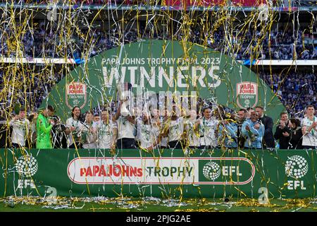 I giocatori di Bolton festeggiano la loro vittoria alzando il trofeo dopo la finale del Papa Johns Trophy al Wembley Stadium, Londra. Data immagine: Domenica 2 aprile 2023. Foto Stock