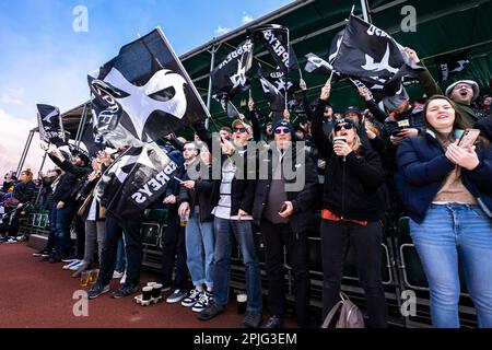 LONDRA, REGNO UNITO. 02 aprile 2023. Ospreys tifosi e tifosi durante la Heineken Championships Cup Saracens vs Ospreys allo StoneX Stadium di domenica 02 aprile 2023. LONDRA INGHILTERRA. Credit: Taka G Wu/Alamy Live News Foto Stock