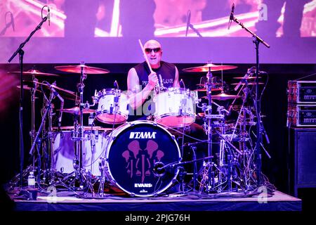 Oslo, Norvegia. 01st Apr, 2023. Il batterista Kenny Aronoff suona dal vivo con il chitarrista americano Joe Satriani al Sentrum Scene di Oslo. (Photo Credit: Gonzales Photo/Alamy Live News Foto Stock