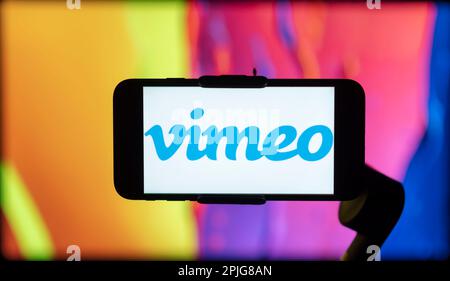 In questa immagine, il logo vimeo viene visualizzato sullo schermo di un telefono cellulare. Foto Stock