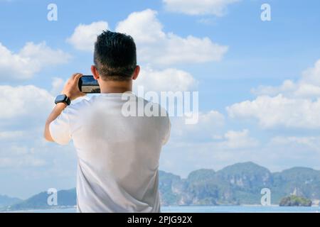 Uomo adulto che scatta una foto nelle isole in vacanza Foto Stock