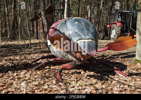 Scultura gigante da cockfafer, Sękocin Stary, Gmina Raszyn, nella contea di Pruszków, voivodato Masoviano, Nella Polonia centro-orientale Foto Stock