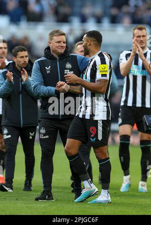 2nd aprile 2023; St James' Park, Newcastle, Inghilterra: Premier League Football, Newcastle United contro Manchester United; il Newcastle United's Callum Wilson si è congratulato con Eddie Howe alla fine della partita Foto Stock