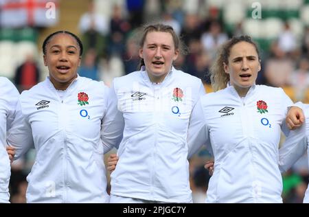 Abby Dow (al centro) in Inghilterra davanti alla partita delle sei Nazioni di TikTok Women's Six Nations al Cinch Stadium presso i Franklin's Gardens, Northampton. Data immagine: Domenica 2 aprile 2023. Foto Stock