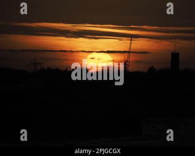 Sheerness, Kent, Regno Unito. 2nd Apr, 2023. Meteo nel Regno Unito: Sunset in Sheerness, Kent. Credit: James Bell/Alamy Live News Foto Stock