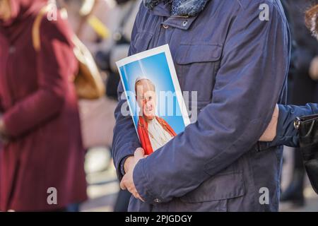 Danzica, Polonia Aprile 2nd. 2023 diverse centinaia di persone con ritratti di Giovanni Paolo II e bandiere del Vaticano entrarono nel cosiddetto. Marcia papale in difesa di Papa Giovanni Paolo II il 2 aprile 2023 a Danzica, Polonia. I partecipanti alla marcia sono soprattutto pensionati e anziani, ispirati da sacerdoti cattolici e politici della coalizione di destra al governo. la marcia è stata organizzata dopo un rapporto TVN di alto profilo che rivela che il papa conosceva la pedofilia nella chiesa cattolica e contribuiva attivamente a nasconderla, incluso il trasferimento di sacerdoti sospettati di pedofilia in altre parrocchie. (P Foto Stock