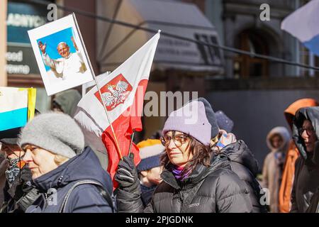 Danzica, Polonia Aprile 2nd. 2023 diverse centinaia di persone con ritratti di Giovanni Paolo II e bandiere del Vaticano entrarono nel cosiddetto. Marcia papale in difesa di Papa Giovanni Paolo II il 2 aprile 2023 a Danzica, Polonia. I partecipanti alla marcia sono soprattutto pensionati e anziani, ispirati da sacerdoti cattolici e politici della coalizione di destra al governo. la marcia è stata organizzata dopo un rapporto TVN di alto profilo che rivela che il papa conosceva la pedofilia nella chiesa cattolica e contribuiva attivamente a nasconderla, incluso il trasferimento di sacerdoti sospettati di pedofilia in altre parrocchie. (P Foto Stock