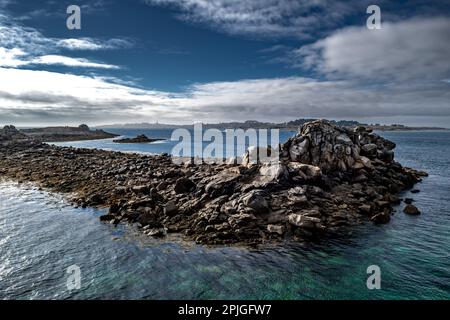 Vista a Ile De Batz alla città di Roscoff sulla costa atlantica Finistere in Bretagna, Francia Foto Stock