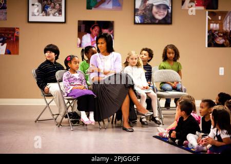 La First Lady Michelle Obama si siede con gli studenti durante una visita all'AGNELLO Bilingual School Maggio 4, 2009, come un lead-fino al messicano Cinco de Mayo vacanza. Gazzetta White House Foto di Samantha Appleton. Questo ufficiale della Casa Bianca fotografia si è reso disponibile per la pubblicazione da parte di organizzazioni di notizie e/o per uso personale la stampa dal soggetto(s) della fotografia. La fotografia non possono essere manipolati in qualsiasi modo o utilizzati in materiali, pubblicità, prodotti o promozioni che in qualsiasi modo suggeriscono l'omologazione o approvazione del Presidente, la prima famiglia, o la Casa Bianca. Foto Stock