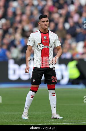 Londra, Regno Unito. 2nd Apr, 2023. Carlos Alcaraz di Southampton durante la partita della Premier League al London Stadium, Londra. Il credito per le immagini dovrebbe essere: David Klein/Sportimage Credit: Sportimage/Alamy Live News Foto Stock