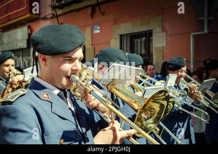 Siviglia, Spagna; 2 aprile 2023: Gruppo di musicisti durante una processione della settimana Santa. Fraternità di la HINIESTA. Domenica delle Palme. Foto Stock