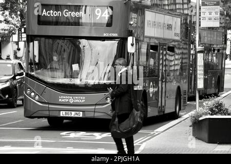 Trasporto ecologico per i lavoratori in viaggio e i turisti, gli autobus rossi a due piani di Londra sono una vista familiare nel centro di Londra Foto Stock