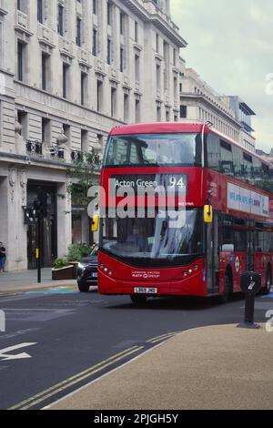 Trasporto ecologico per i lavoratori in viaggio e i turisti, gli autobus rossi a due piani di Londra sono una vista familiare nel centro di Londra Foto Stock