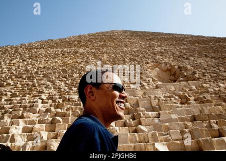 Il Presidente Barack Obama tournée le Piramidi di Giza in Egitto il 4 giugno 2009. (Foto ufficiale della Casa Bianca di Pete Souza) questa fotografia ufficiale della Casa Bianca è resa disponibile per la pubblicazione da parte delle organizzazioni di notizie e/o per uso personale per la stampa dal soggetto(i) della fotografia. La fotografia non può essere manipolata in alcun modo o utilizzata in materiali, pubblicità, prodotti o promozioni che in qualsiasi modo suggeriscano l'approvazione o l'approvazione del presidente, della prima famiglia o della Casa Bianca. Foto Stock