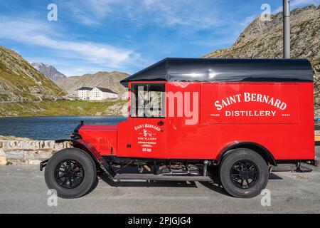 Van d'epoca al col du Grand St-Bernard, al confine tra Italia e Svizzera. Col du Grand St-Bernard, 2022 agosto Foto Stock