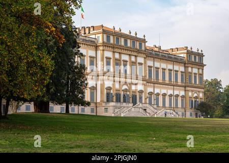 L'incantevole Villa reale di Monza in stile neoclassico vista dal parco, Lombardia, Italia Foto Stock