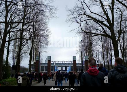 Caratteristica, Rhein-Energie-Stadion, vista esterna, tifosi sulla strada per lo stadio, calcio 1st Bundesliga, 26th matchday, FC Colonia (K) - Borussia Monchengladbach (MG) 0: 0, il 2nd aprile 2023 a Koeln / Germania. Le normative #DFL vietano qualsiasi uso di fotografie come sequenze di immagini e/o quasi-video # Foto Stock