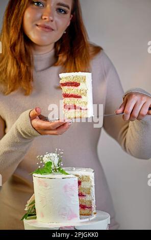 festa di nozze torta a due livelli decorata con fiori freschi Foto Stock