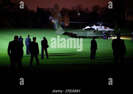 Quello marino, portando il Presidente Barack Obama e la First Lady Michelle Obama, terre, Marzo 31, 2009, a Winfield House di Londra, Inghilterra. Gazzetta White House Photo by Pete Souza Foto Stock