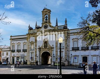 L'ingresso al centro storico di Faro, Portogallo, con due nidi di cicogna sulla cima dell'edificio. Foto Stock