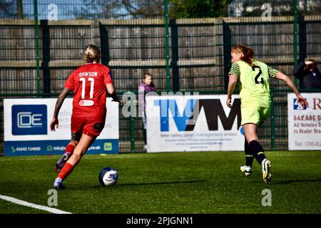 Teesside, Regno Unito. 02 Apr 2023. Jess Dawson di Middlesbrough corre alla difesa di Stockport mentre il Middlesbrough Women FC (in rosso e bianco) ha giocato al Stockport County Ladies FC nella fa Women’s National League Division One North. I visitatori hanno vinto 1-6 dollari al Map Group UK Stadium di Stockton-on-Tees, una linea di scoreline che è stata dura per la casa. Credit: Teesside Snapper/Alamy Live News Foto Stock