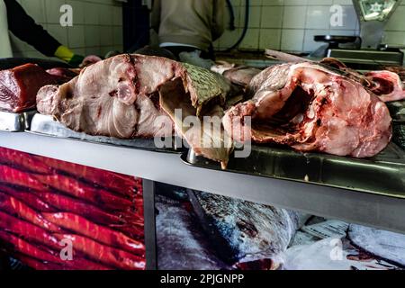 Carne di pesce cruda in vendita nel mercato del pesce di Quarteira, Portogallo. Foto Stock