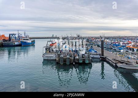 Pescherecci con reti da traino vincolati nel porto di pesca di Quarteira, Portogallo. Foto Stock