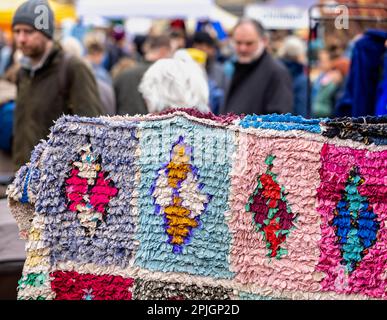 Tappeto modellato a mano tufted in vendita al Frome Sunday Market, Somerset, Regno Unito il 2 aprile 2023 Foto Stock