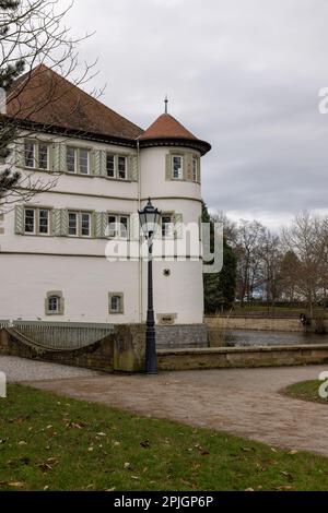 Vecchio castello ormeggiato di Bad Rappenau in inverno con fossato e riflessione Foto Stock