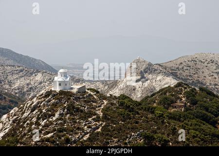 Una piccola cappella bianca sulla cima di una collina nell'isola di Naxos, Grecia Foto Stock