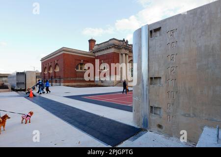 Flood Gate 18, un cancello di protezione dalle inondazioni a rulli da 45 tonnellate installato dall'East Side Coastal Resiliency Project, Asser Levy Playground, Manhattan, New York Foto Stock