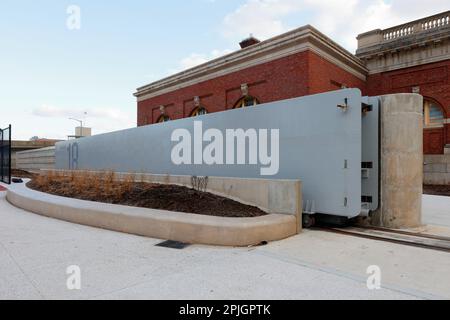 Flood Gate 18, un cancello di protezione dalle inondazioni a rulli da 45 tonnellate installato dall'East Side Coastal Resiliency Project, Asser Levy Playground, Manhattan, New York Foto Stock