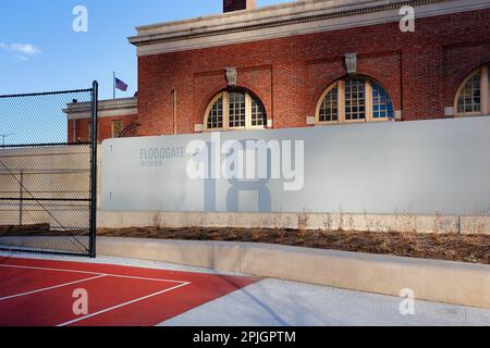 Flood Gate 18, un cancello di protezione dalle inondazioni a rulli da 45 tonnellate installato dall'East Side Coastal Resiliency Project, Asser Levy Playground, Manhattan, New York Foto Stock