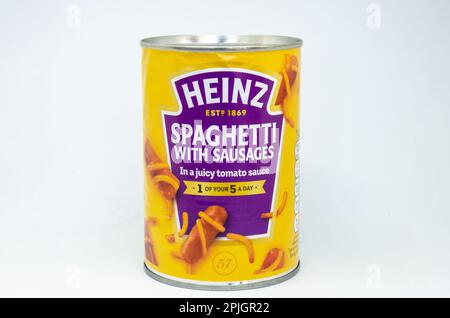 Una teglia di spaghetti Heinz con salsiccia isolata su fondo bianco. Foto Stock