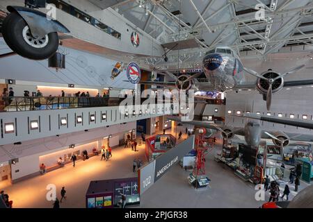 All'interno dello Smithsonian National Air and Space Museum, Washington DC. La mostra America by Air esplora i viaggi aerei e il settore delle compagnie aeree Foto Stock