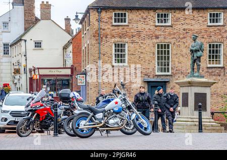 Motociclette parcheggiate dal memoriale di guerra su High Street a Ironbridge, Shropshire, Regno Unito Foto Stock