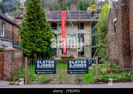 Un edificio sulla Wharfage a Ironbridge, Shropshire, Regno Unito, è in fase di ristrutturazione. Foto Stock